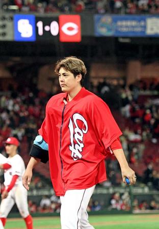 　試合終了後、スタンドに一礼しベンチに戻る九里