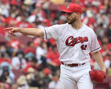 　４回、ロドリゲスへのワンバウンドした投球を指さすハッチ（撮影・市尻達拡）