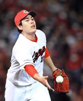 　８回、九里は中島を投ゴロに打ち取る（撮影・市尻達拡）