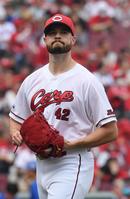 　３回に失点したハッチは厳しい表情でベンチに戻る（撮影・市尻達拡）