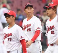 　試合終了後、スタンドに一礼し引き上がる新井監督（撮影・市尻達拡）