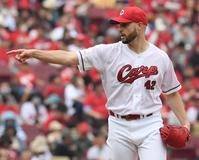 　４回、ロドリゲスへのワンバウンドした投球を指さすハッチ（撮影・市尻達拡）