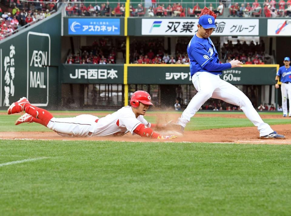 　９回、田中は頭から滑り込むもアウトとなり試合終了（撮影・市尻達拡）