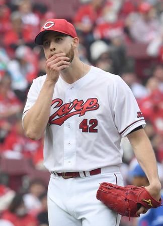 　５回、２失点したハッチは悔しそうな表情でマウンドを降りる（撮影・市尻達拡）