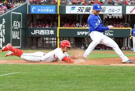 　９回、田中は気迫のヘッドスライディングを見せるもアウトとなり、試合終了（撮影・市尻達拡）