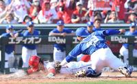 　８回、一塁走者の羽月は松山の左翼線二塁打で本塁へ突入するもタッチアウトになる（撮影・市尻達拡）