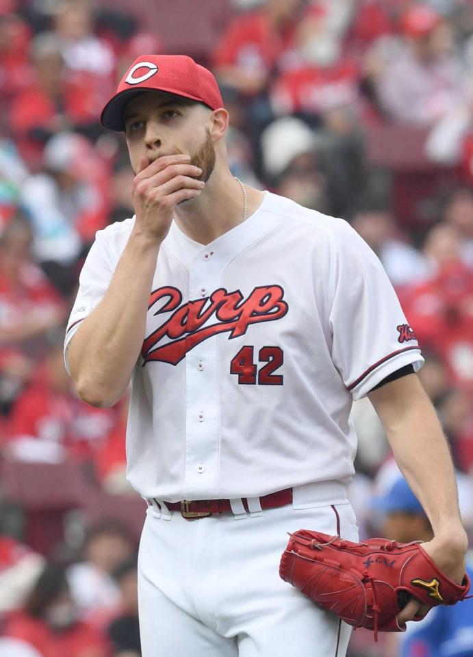 　５回、２失点したハッチは悔しそうな表情でマウンドを降りる（撮影・市尻達拡）