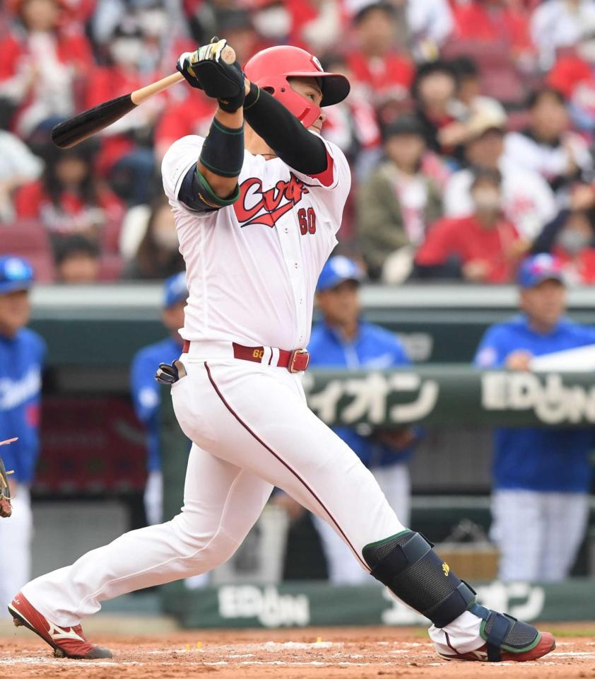 　７回、右中間への三塁打を放つ田村