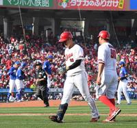 　９回、田村が右飛に倒れ試合が終わる（撮影・市尻達拡）