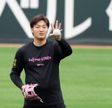 　パームボールの握りをみせる床田（撮影・市尻達拡）