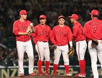 　５回、近本に先制適時打を浴びた床田（左端）はナインに声をかけられる（撮影・中田匡峻）