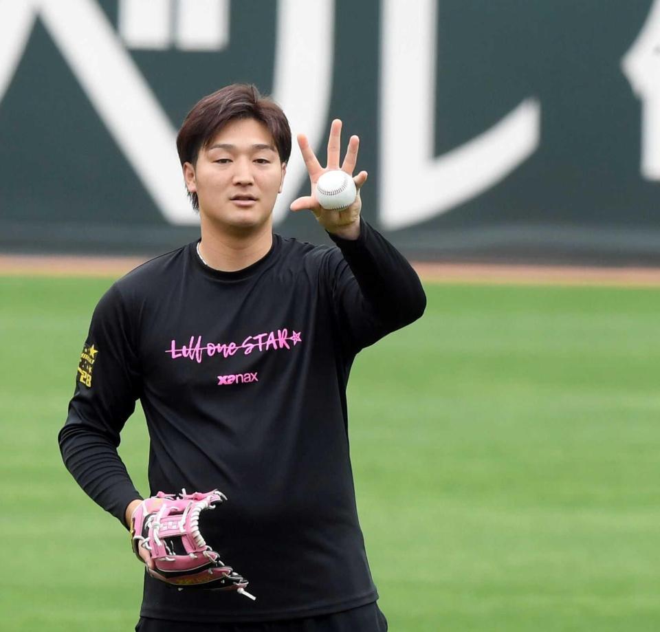 　パームボールの握りをみせる床田（撮影・市尻達拡）