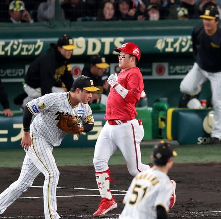 　９回、小園が二ゴロに倒れ、ゲームセット（撮影・山口登）