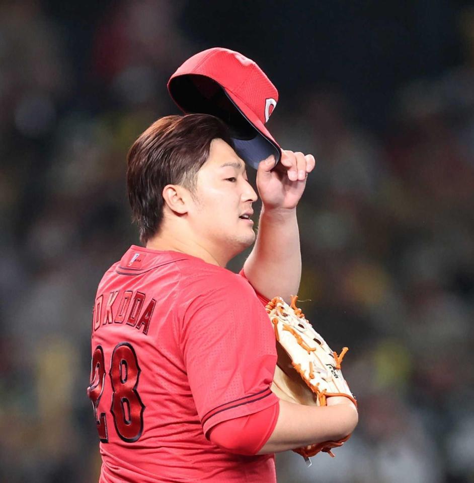 　５回、近本に先制打を浴び、肩を落とす床田（撮影・中田匡峻）