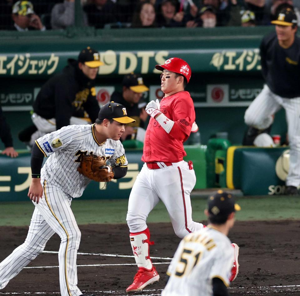 　９回、小園が二ゴロに倒れ、ゲームセット（撮影・山口登）