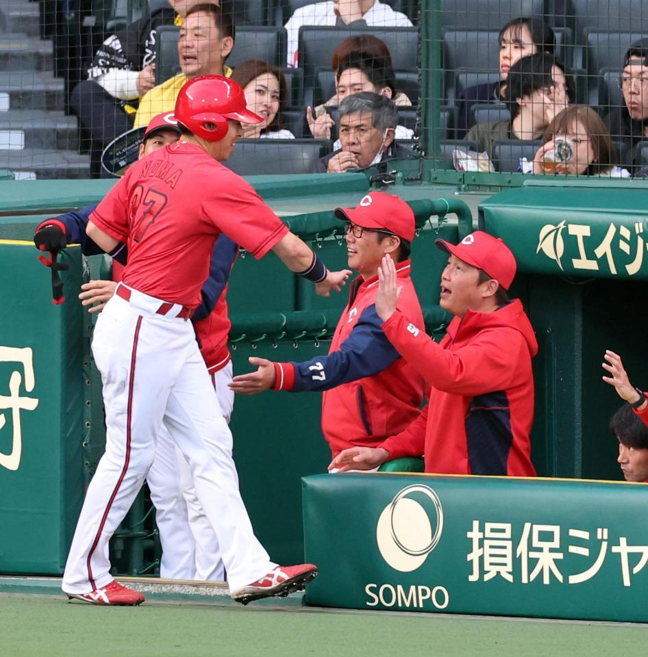 　１回、生還した野間を迎える新井監督（右）＝撮影・山口登