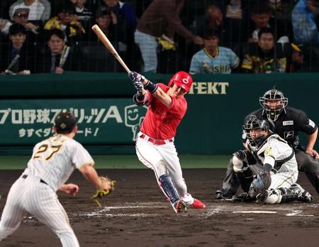 　２回広島２死一・三塁、右前に適時打を放つ広島・野間峻祥（撮影・山口登）