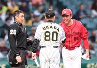 　白井球審（左）が見守る中、岡田監督（８０）と握手を交わす新井監督（撮影・中田匡峻）