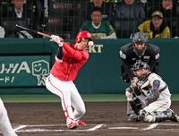 　６回、自打球を顔に当てる秋山（撮影・立川洋一郎）