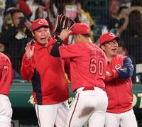 　阪神に勝利し、決勝打を放った田村（６０）を迎える新井監督（左）＝撮影・中田匡峻