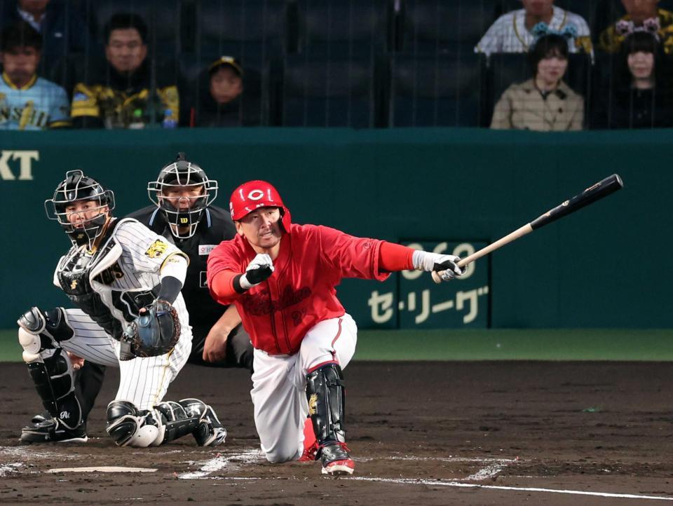 　２回広島１死一塁、左翼線に適時二塁打を放つ広島・会沢翼撮影・山口登）