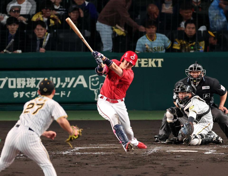 　２回広島２死一・三塁、右前に適時打を放つ広島・野間峻祥（撮影・山口登）