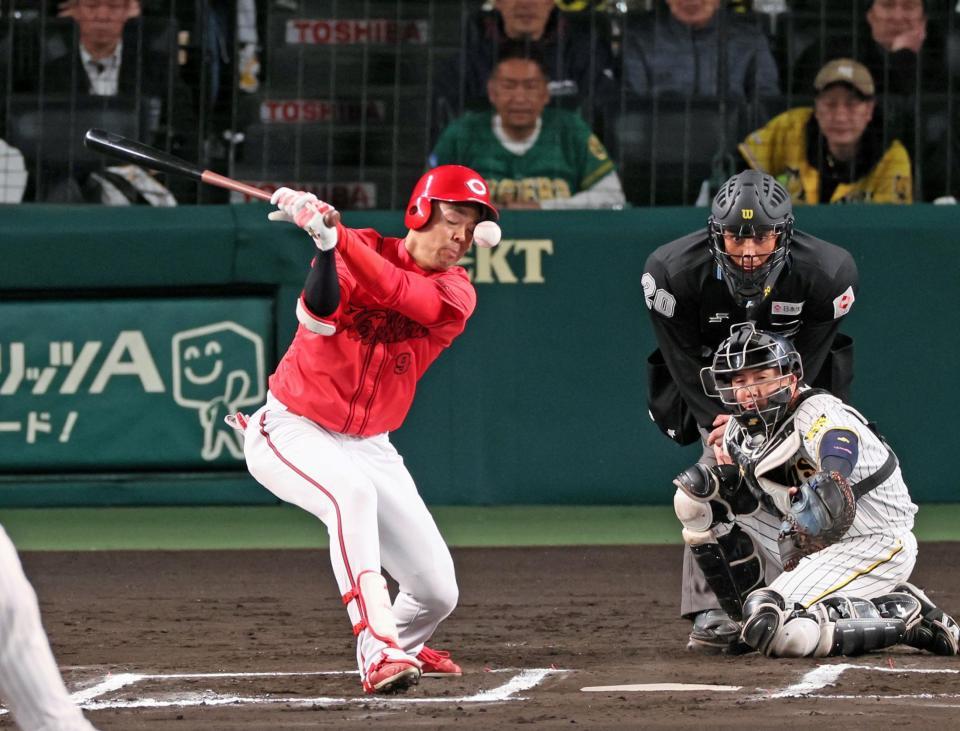 　６回、自打球を顔に当てる秋山（撮影・立川洋一郎）