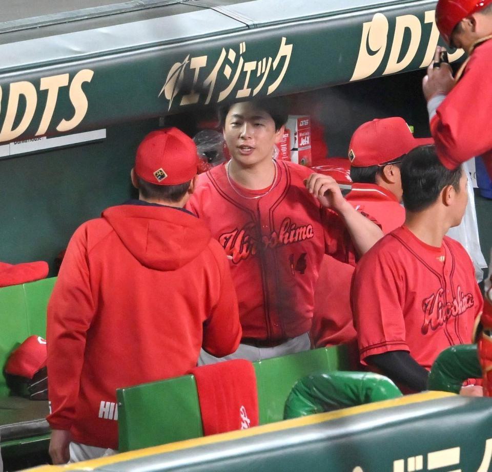 　７回を投げ終えた大瀬良は新井監督（左）からねぎらいを受ける（撮影・北村雅宏）