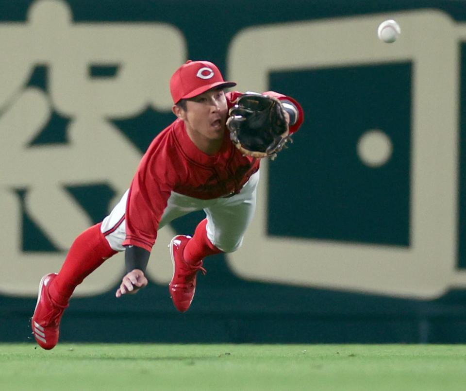 　９回、中野の打球に飛びついて好捕する上本（撮影・田中太一）