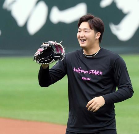 　キャッチボール中に笑顔をみせる床田（撮影・市尻達拡）