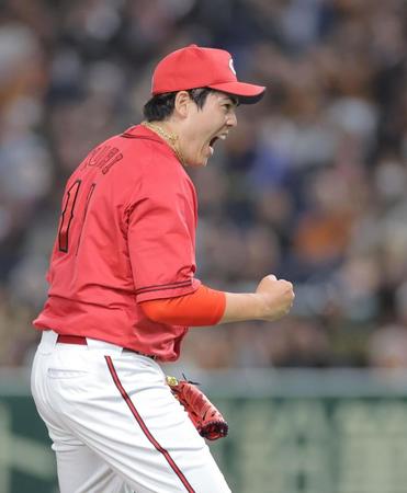 　５回、ピンチをしのぎ、ガッツポーズで吠える九里（撮影・西岡正）