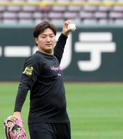 　ナックルの握りでキャッチボールをする床田（撮影・市尻達拡）