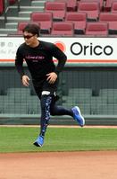 　ダッシュをする床田（撮影・市尻達拡）