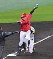 　９回、先制となる適時三塁打を放った田村（撮影・北村雅宏）