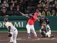 　９回、中越えの先制適時三塁打を放つ田村（撮影・立川洋一郎）