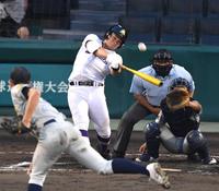 　１回戦の対東北学院戦で本塁打を放つ愛工大名電・田村＝２１年８月１１日、甲子園