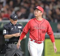 　６回、投手交代を告げる新井監督（撮影・西岡正）