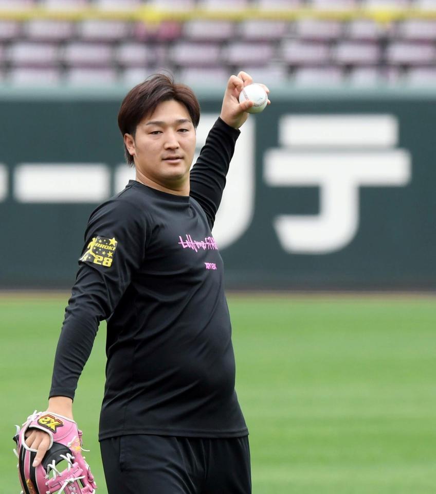 　ナックルの握りでキャッチボールをする床田（撮影・市尻達拡）