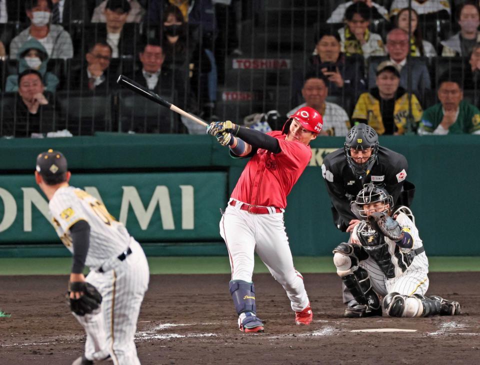 　９回、中越えの先制適時三塁打を放つ田村（撮影・立川洋一郎）