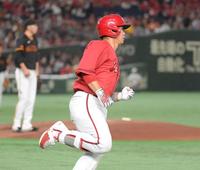 　４回、坂倉は戸郷（左）から右越えにソロを放つ（撮影・佐藤厚）