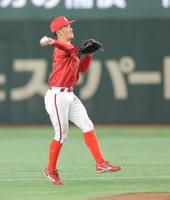 　７回、長野の打球に飛びつき、一塁へ送球する矢野（撮影・西岡正）