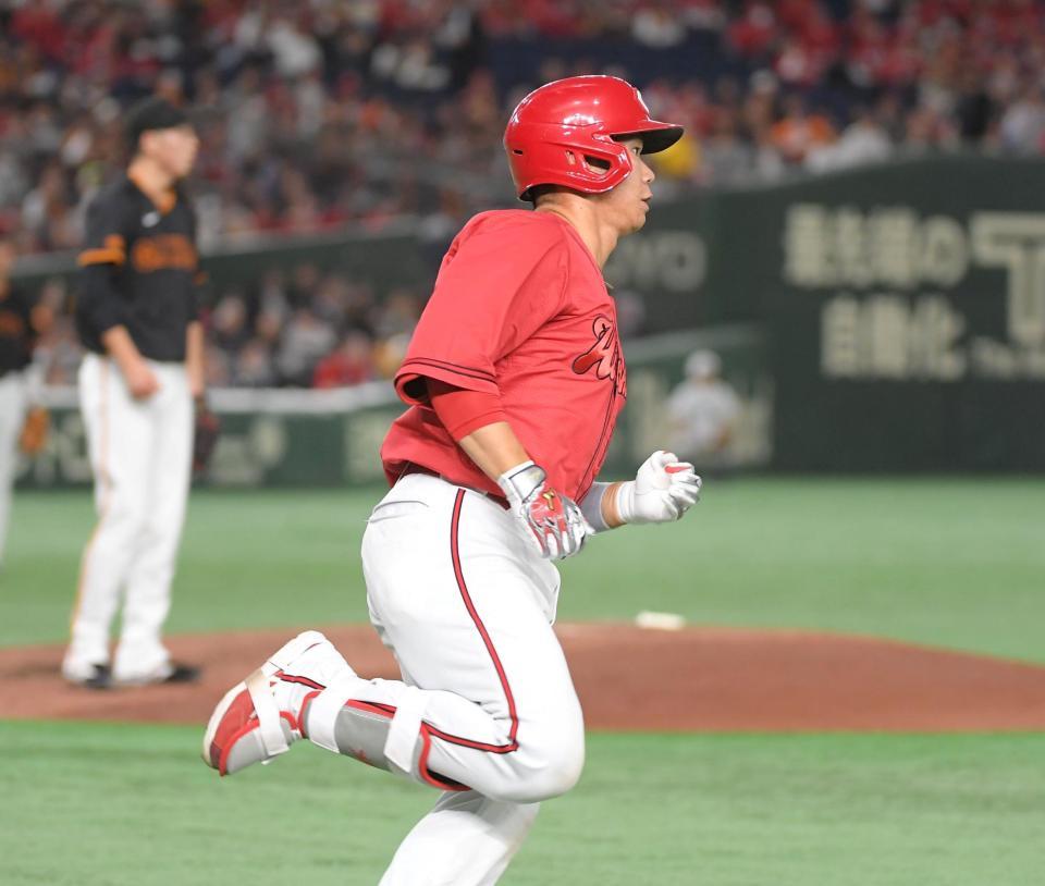 　４回、坂倉は戸郷（左）から右越えにソロを放つ（撮影・佐藤厚）