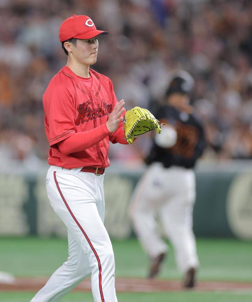 　４回、ピンチを脱してグラブをたたく森下（撮影・西岡正）