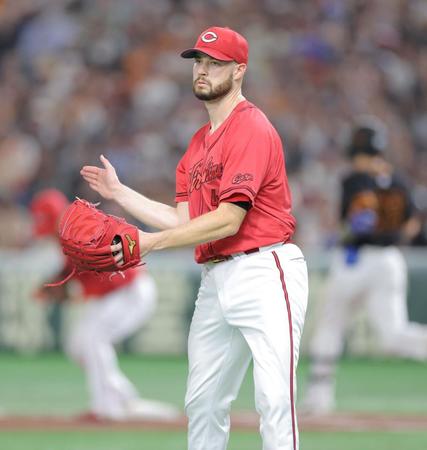 　６回、小林を三塁ゴロに打ち取ってピンチをしのぎ、グラブをたたくハッチ（撮影・西岡正）