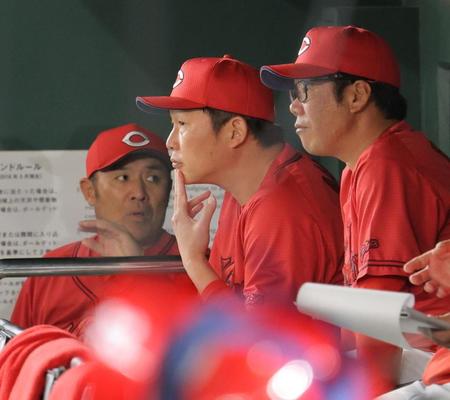 今季２度目の３タテ食らって借金４の広島・新井監督　貧打に「我慢して辛抱して状態を上げていくことかな」連日活躍の矢野には「守備は彼はスペシャル」