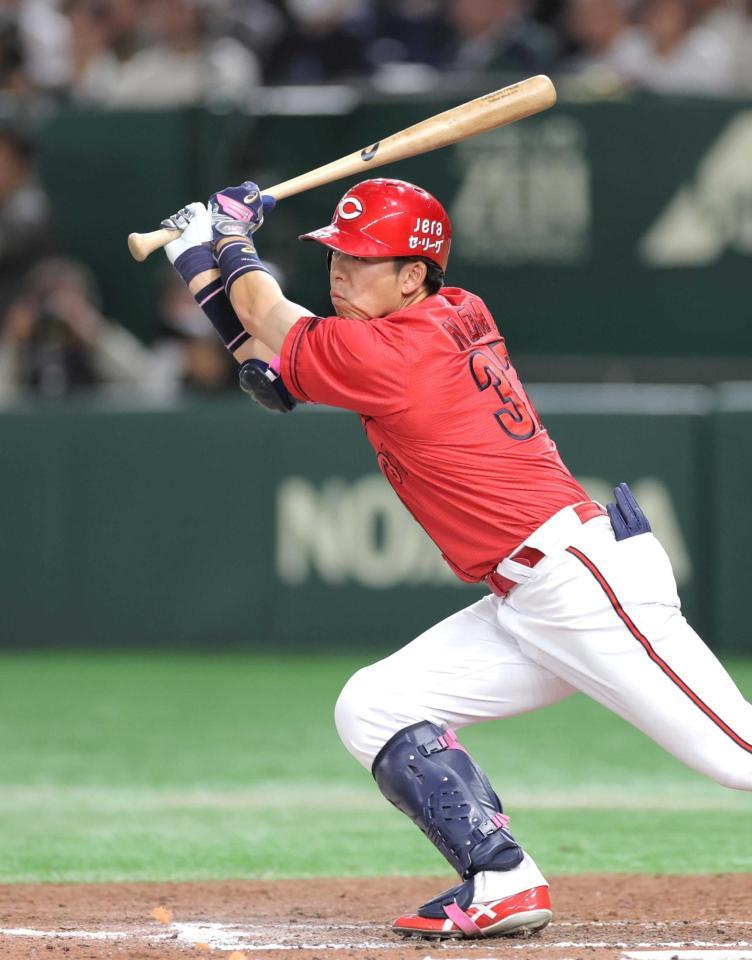 　７回、２点タイムリー二塁打を放つ野間（撮影・西岡正）