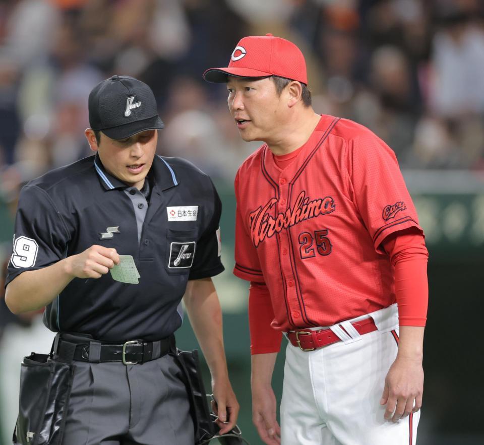 　７回、投手交代を告げる新井監督（撮影・西岡正）