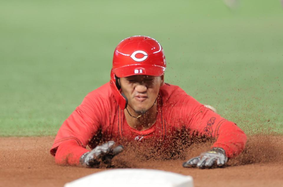 　３回、打者・野間の時、三盗に成功する矢野（撮影・西岡正）