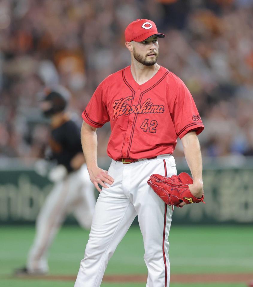 　３回、萩尾（左）に逆転２ランを浴びるハッチ