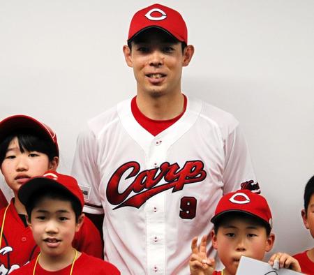 ひとり親家庭の親子を試合に招待し、チケットを手渡した広島・秋山翔吾外野手
